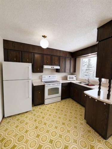 10702 104 Avenue, Grande Cache, AB - Indoor Photo Showing Kitchen