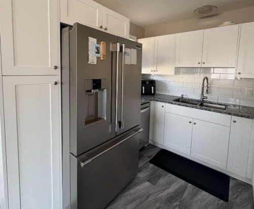 8322 101 Avenue, Peace River, AB - Indoor Photo Showing Kitchen With Double Sink