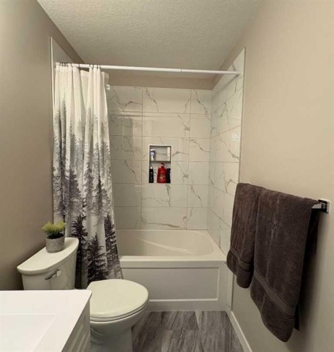 8322 101 Avenue, Peace River, AB - Indoor Photo Showing Bathroom