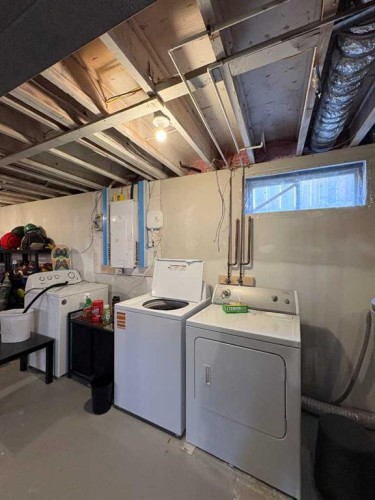8322 101 Avenue, Peace River, AB - Indoor Photo Showing Laundry Room