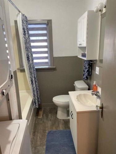 11208 102 Avenue, Fairview, AB - Indoor Photo Showing Bathroom