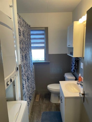 11208 102 Avenue, Fairview, AB - Indoor Photo Showing Bathroom