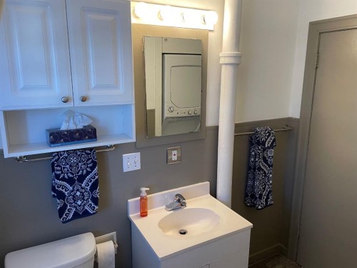 11208 102 Avenue, Fairview, AB - Indoor Photo Showing Bathroom