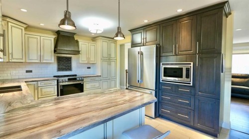 7901 94 Street, Peace River, AB - Indoor Photo Showing Kitchen With Upgraded Kitchen