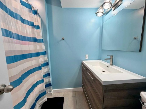 7901 94 Street, Peace River, AB - Indoor Photo Showing Bathroom