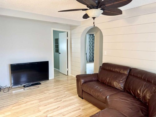 107 Central Avenue S.W., Falher, AB - Indoor Photo Showing Living Room