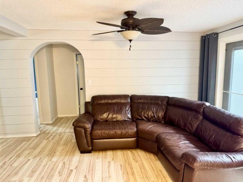 107 Central Avenue S.W., Falher, AB - Indoor Photo Showing Living Room