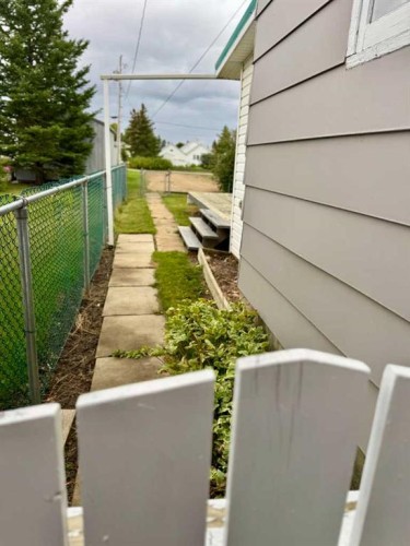 107 Central Avenue S.W., Falher, AB - Outdoor
