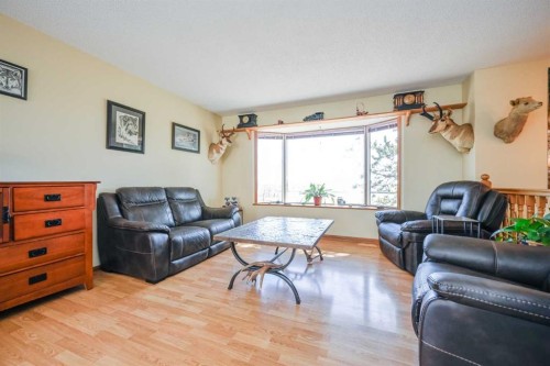6419 Twp Rd 701A, Grovedale, AB - Indoor Photo Showing Living Room