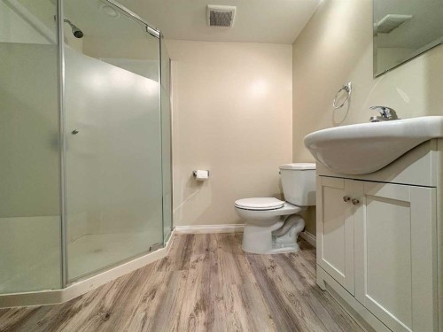 9510 Willow Drive, Grande Prairie, AB - Indoor Photo Showing Bathroom