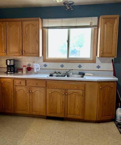 5205 50 Avenue, Grimshaw, AB - Indoor Photo Showing Kitchen With Double Sink