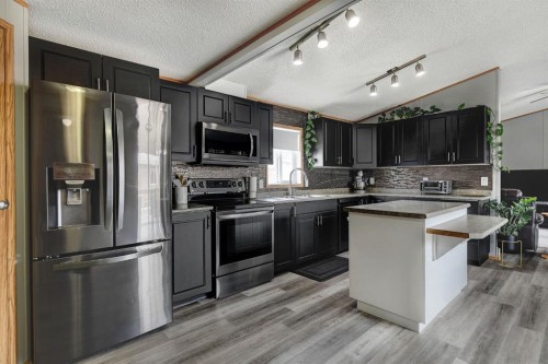 9517 111 Avenue, Clairmont, AB - Indoor Photo Showing Kitchen With Upgraded Kitchen