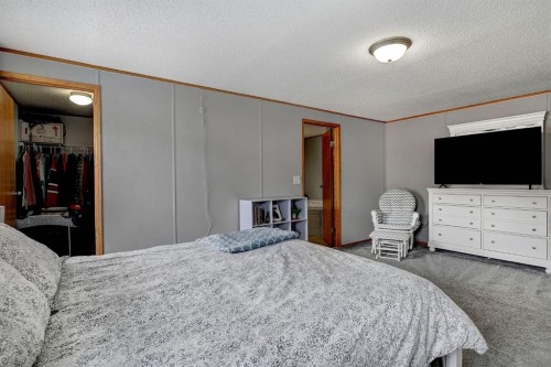 9517 111 Avenue, Clairmont, AB - Indoor Photo Showing Bedroom
