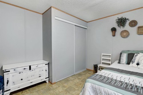 9517 111 Avenue, Clairmont, AB - Indoor Photo Showing Bedroom
