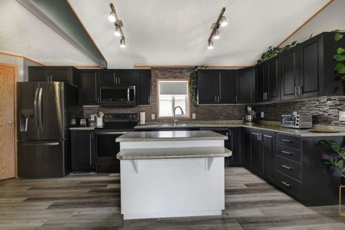 9517 111 Avenue, Clairmont, AB - Indoor Photo Showing Kitchen With Upgraded Kitchen