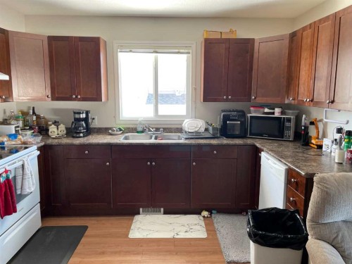 10703 108 Avenue, Fairview, AB - Indoor Photo Showing Kitchen With Double Sink