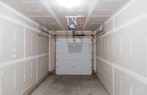 9541 113 Avenue, Clairmont, AB - Indoor Photo Showing Garage