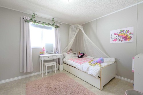 9509 109 Avenue, Clairmont, AB - Indoor Photo Showing Bedroom