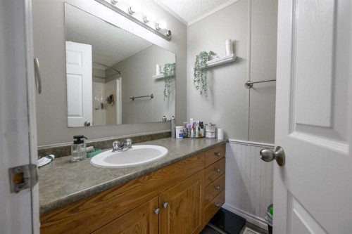 9509 109 Avenue, Clairmont, AB - Indoor Photo Showing Bathroom