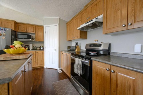 9509 109 Avenue, Clairmont, AB - Indoor Photo Showing Kitchen