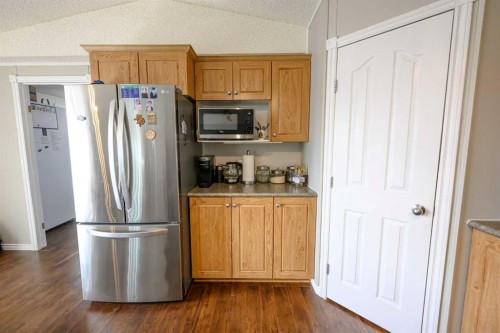 9509 109 Avenue, Clairmont, AB - Indoor Photo Showing Kitchen