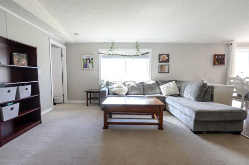 9509 109 Avenue, Clairmont, AB - Indoor Photo Showing Living Room