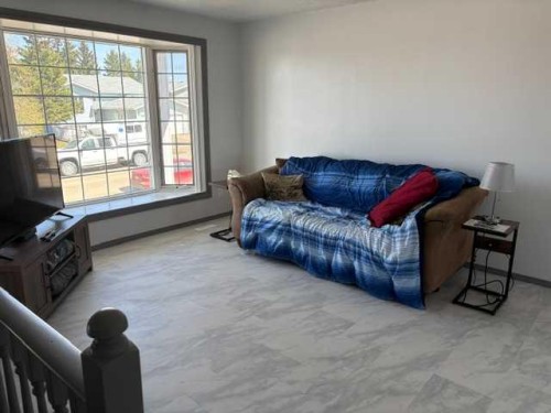 4418 54 Avenue, Valleyview, AB - Indoor Photo Showing Living Room