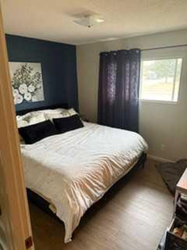9606 84 Avenue, Peace River, AB - Indoor Photo Showing Bedroom