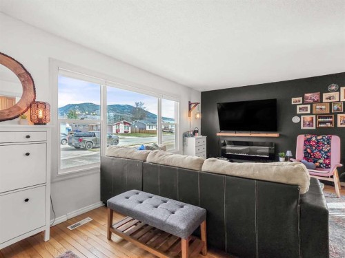 10833 99 Avenue, Grande Cache, AB - Indoor Photo Showing Living Room