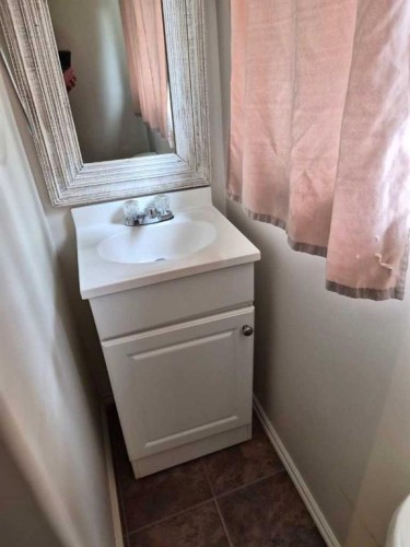 707 3 Avenue, Beaverlodge, AB - Indoor Photo Showing Bathroom