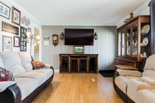 9915 101 Avenue, Clairmont, AB - Indoor Photo Showing Living Room