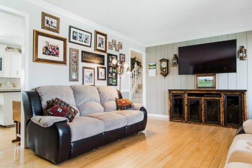9915 101 Avenue, Clairmont, AB - Indoor Photo Showing Living Room