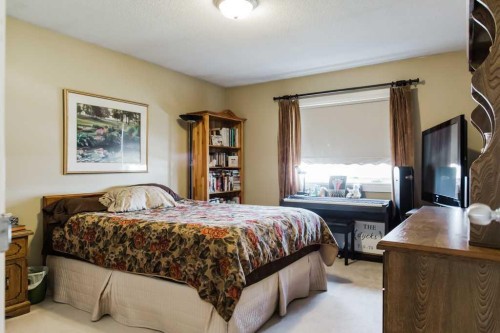 9915 101 Avenue, Clairmont, AB - Indoor Photo Showing Bedroom