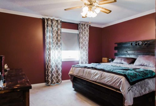 9915 101 Avenue, Clairmont, AB - Indoor Photo Showing Bedroom