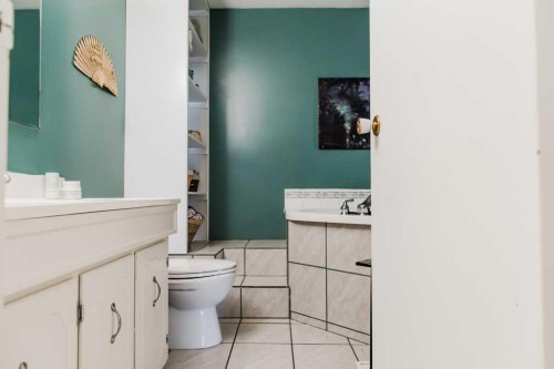 9915 101 Avenue, Clairmont, AB - Indoor Photo Showing Bathroom