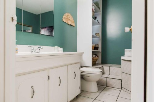 9915 101 Avenue, Clairmont, AB - Indoor Photo Showing Bathroom