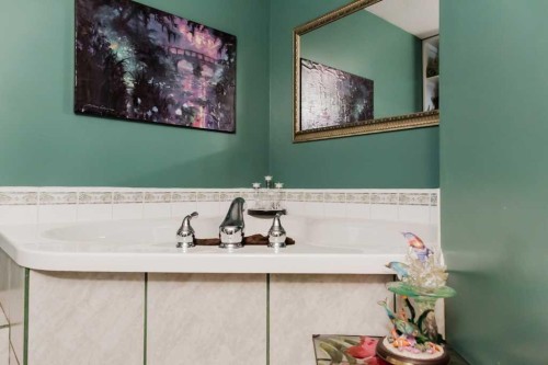 9915 101 Avenue, Clairmont, AB - Indoor Photo Showing Bathroom