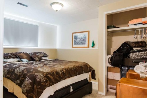 9915 101 Avenue, Clairmont, AB - Indoor Photo Showing Bedroom