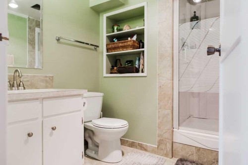 9915 101 Avenue, Clairmont, AB - Indoor Photo Showing Bathroom