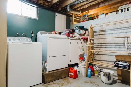 9915 101 Avenue, Clairmont, AB - Indoor Photo Showing Laundry Room