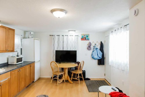 9915 101 Avenue, Clairmont, AB - Indoor Photo Showing Kitchen