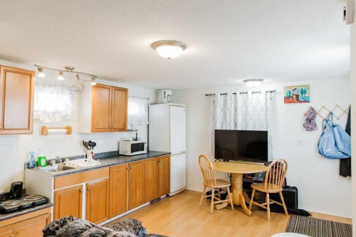 9915 101 Avenue, Clairmont, AB - Indoor Photo Showing Kitchen