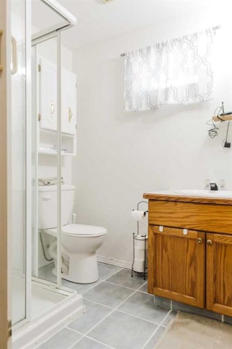 9915 101 Avenue, Clairmont, AB - Indoor Photo Showing Bathroom