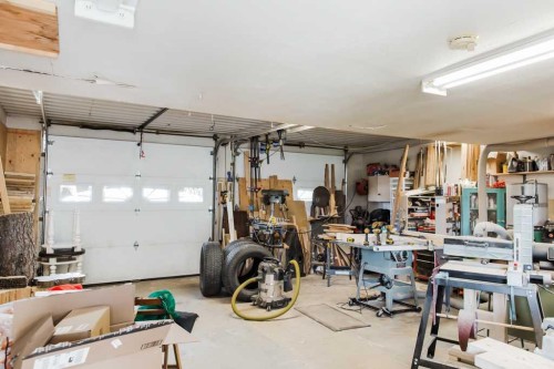 9915 101 Avenue, Clairmont, AB - Indoor Photo Showing Garage