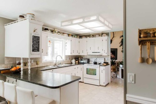 9915 101 Avenue, Clairmont, AB - Indoor Photo Showing Kitchen