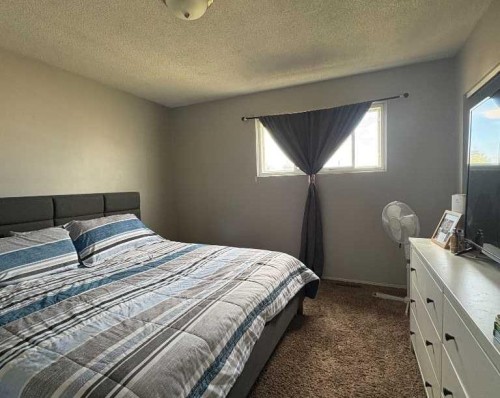 9523 89 Avenue, Peace River, AB - Indoor Photo Showing Bedroom