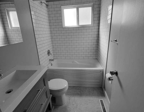 9523 89 Avenue, Peace River, AB - Indoor Photo Showing Bathroom