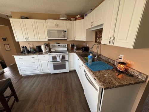 4715 47 Avenue, Grimshaw, AB - Indoor Photo Showing Kitchen