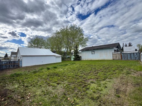 10616 104 Avenue, Fairview, AB - Outdoor