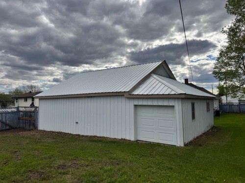 10616 104 Avenue, Fairview, AB - Outdoor